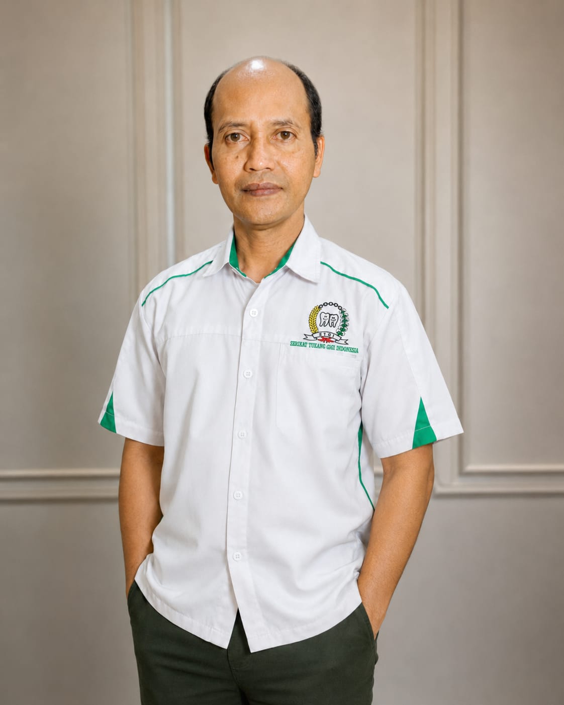 Moh Rofiqi, tukang gigi profesional Rofiqi Dental Surabaya